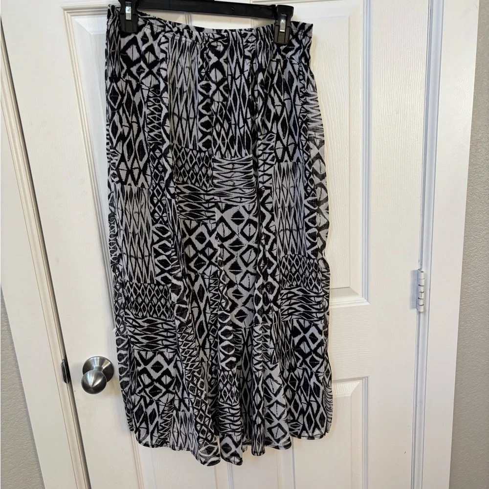 Women's Black & White Patterned Short Sleeve Top